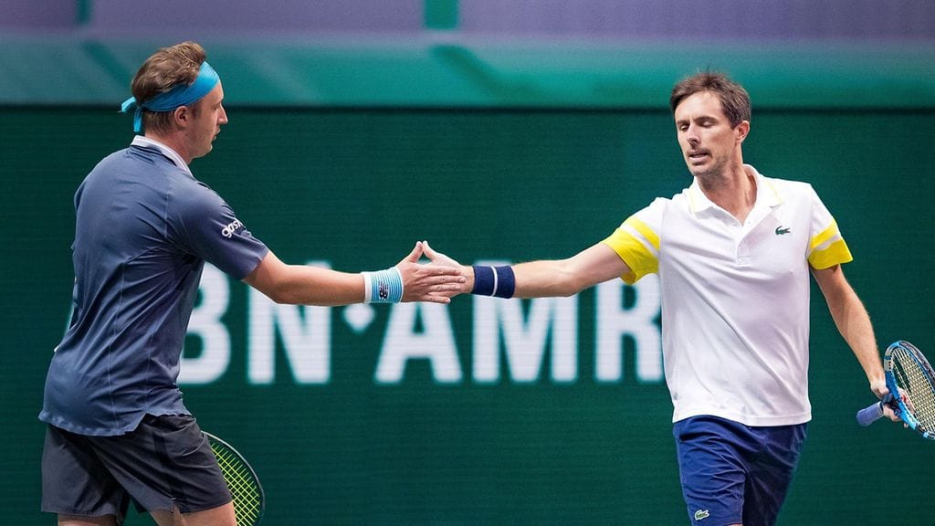 Henri Kontinen (vas.) ja Edouard Roger-Vasselin jatkavat Lyonin turnauksen puolivälieriin.