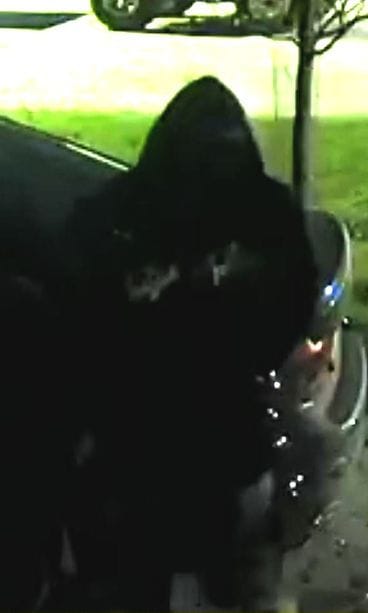 Länsi-Uudenmaan poliisi etsii näitä huppupäitä ulko-oven polttamisesta epäiltynä.