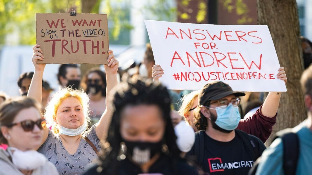 Andrew Brownin kuolema johti mielenosoituksiin.