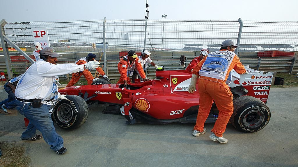 Felipe Massan Ferrarin siirretään ulosajon jälkeen