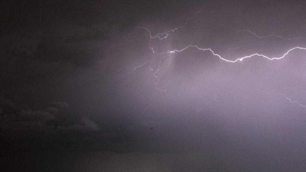 Vaikka lämpöä on saapumassa eteläiseen Suomeenkin, niin ukkosia ei sen sijaan täällä ole odotettavissa, sillä hyytävä Suomenlahti toimii tehokkaana ukkosten sammuttajana.