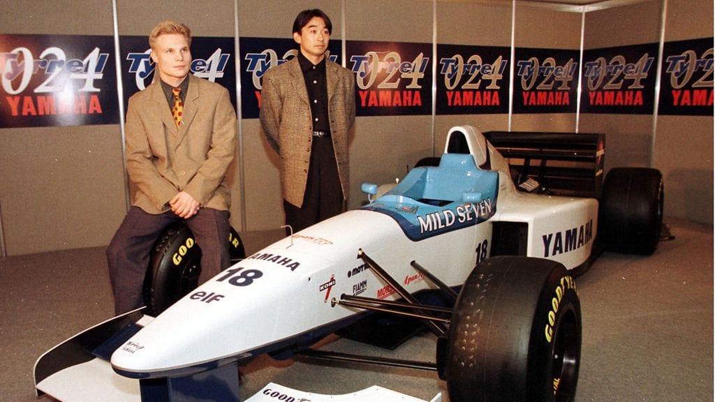 Mika Salo ja Ukyo Katayama Tyrrellin F1-auton julkistuksessa tammikuussa 1996.