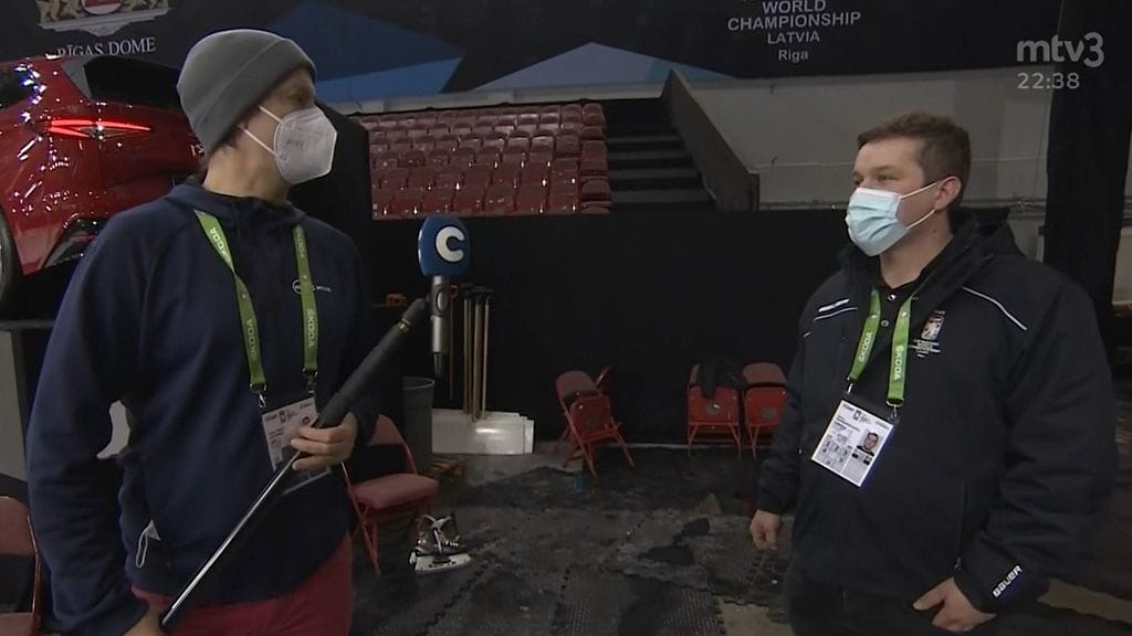 Jerry Mansikkaviita kertoi MM-jään valmistumisesta Vesa-Matti Saviselle.