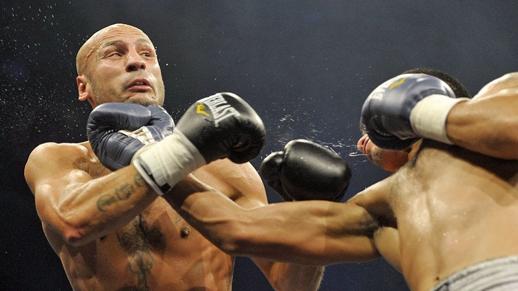 Giuseppe Lauri saa Denis Shafikovilta kovan iskun.