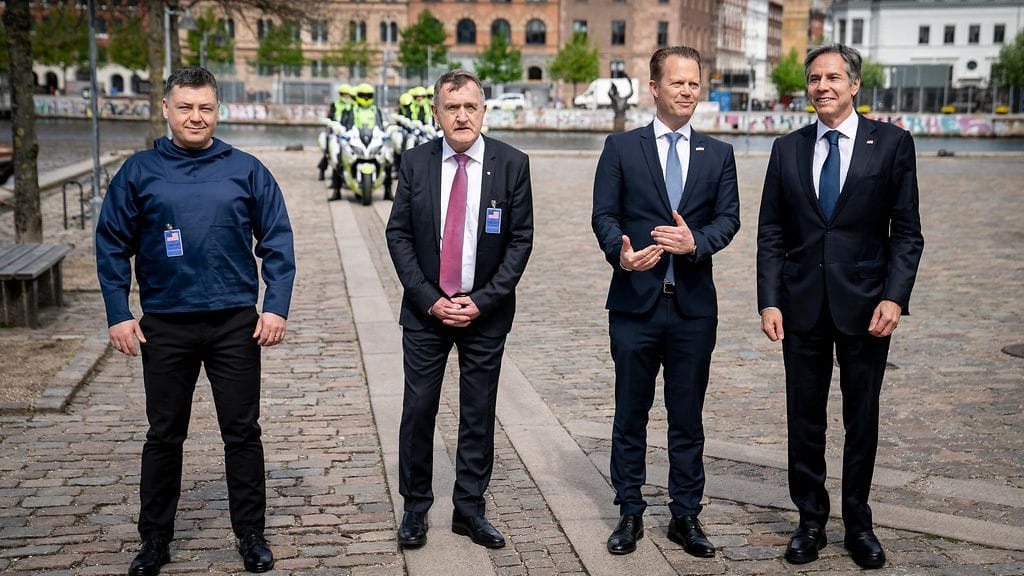 Yhdysvaltain ulkoministeri Antony Blinken (oikealla) on kuvassa Kööpenhaminassa yhdessä Tanskan ulkoministeri Jeppe Kofodin kanssa. Kuvassa ovat myös Grönlannin ympäristö- ja kauppasuhteista vastaava ministeri Pele Broberg ja Färsaarten ulkoministeri Jenis av Rana.