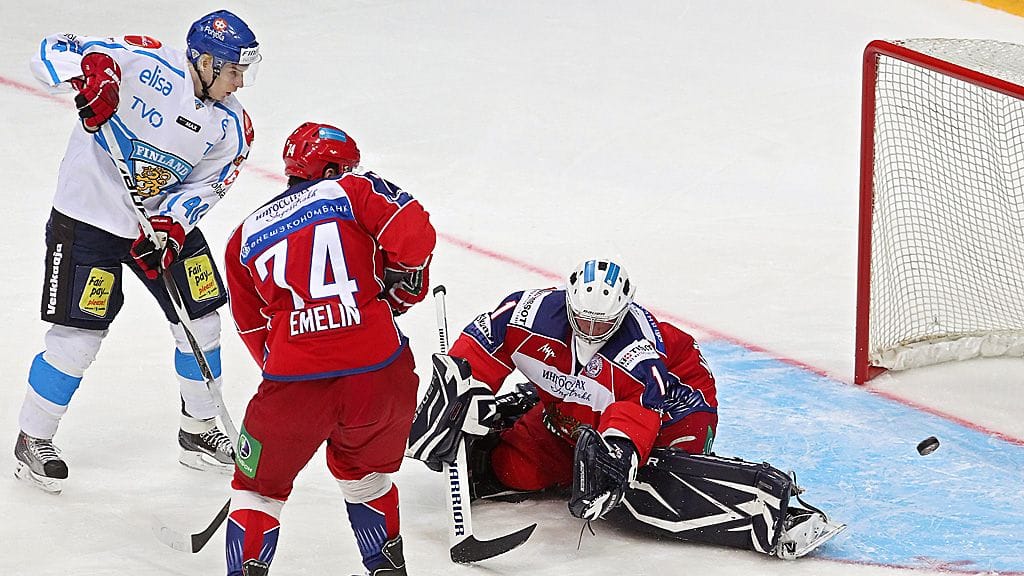 Antti Pihlström yrittää ohittaa Mihail Birjukovia vuoden 2010 EHT-turnauksessa Moskovassa.