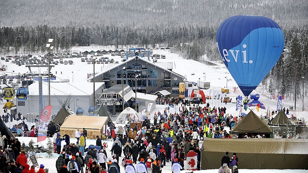 Alppifaneja Levillä viime vuonna. Tänä vuonna tätä riemua ei koeta.