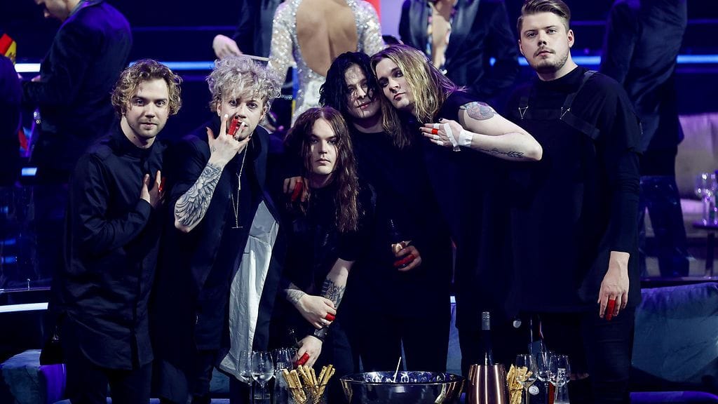 Blind Channel Rotterdamissa edustamassa Suomea Euroviisuissa vuonna 2021. Yhtyeen jäsenet vasemmalta oikealle: Olli Matela, Joonas Porko, Niko Moilanen, Aleksi Kaunisvesi, Joel Hokka ja Tommi Lalli.
