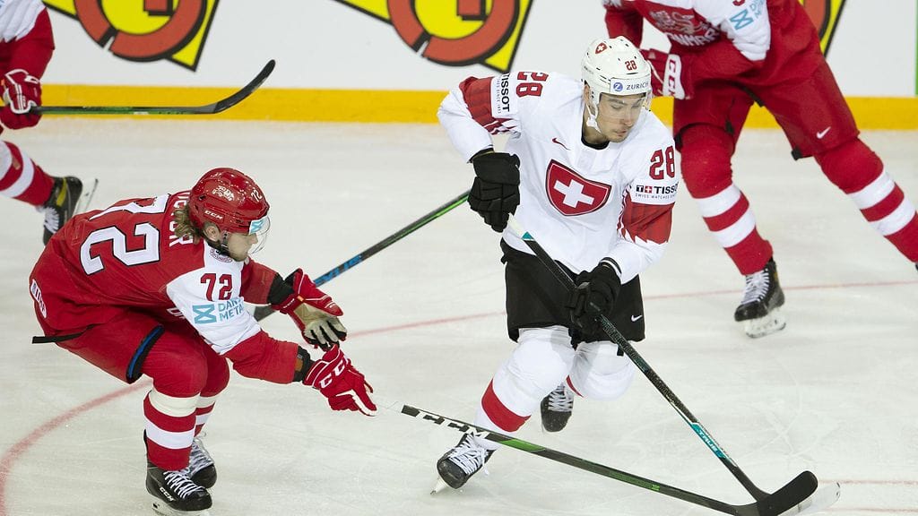 Sveitsin Timo Meier (oik.) iski avausmaalin Tanskaa vastaan.