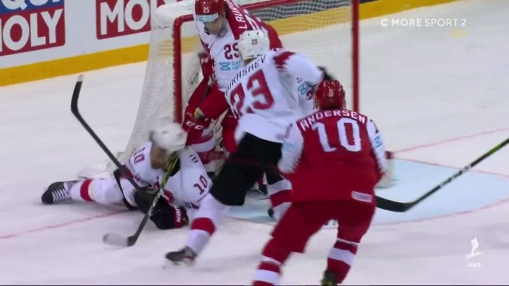 Oliver Lauridsen löi mailalla Andres Ambuhliä päähän.