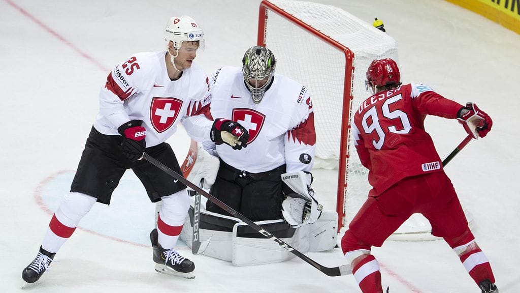 Sveitsin maalivahti Reto Berra (kesk.) joutui torjumaan vain neljä kertaa Tanskaa vastaan.