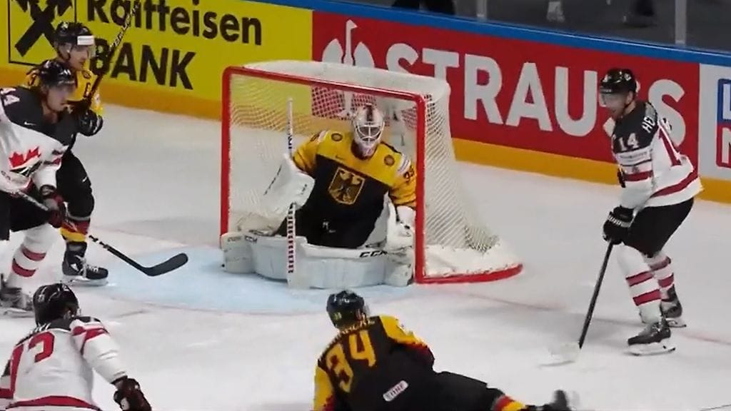 Saksan Tom Kuhnhackl heittäytyi kiekon eteen mailansa menettäneenä.