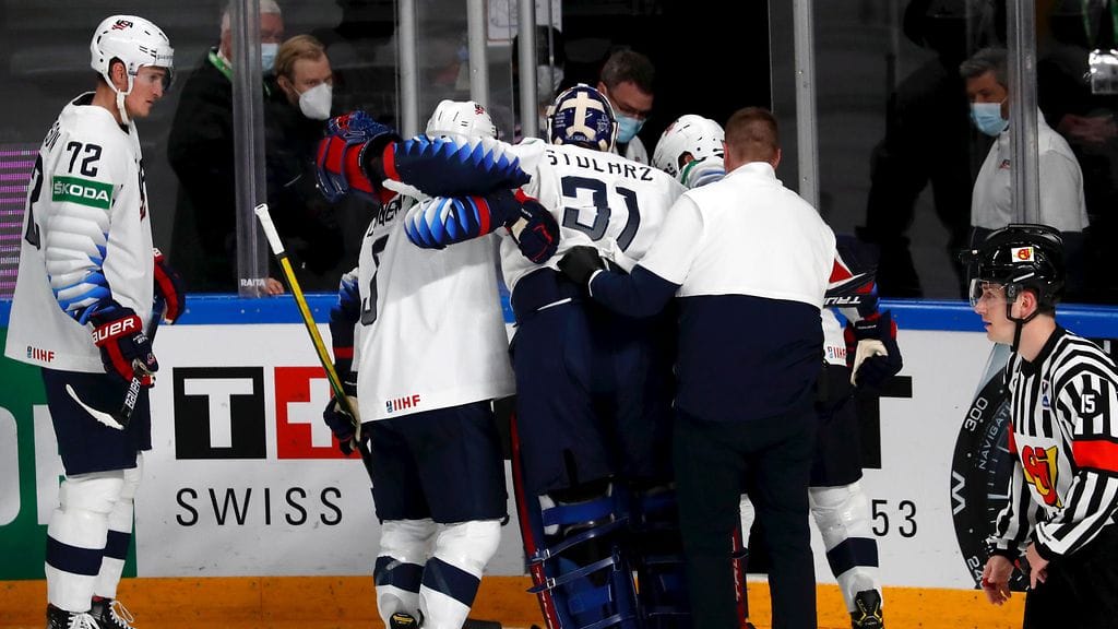 Yhdysvaltain maalivahti Anthony Stolarz talutettiin pois Kanada-ottelussa jo ensiminuuteilla.