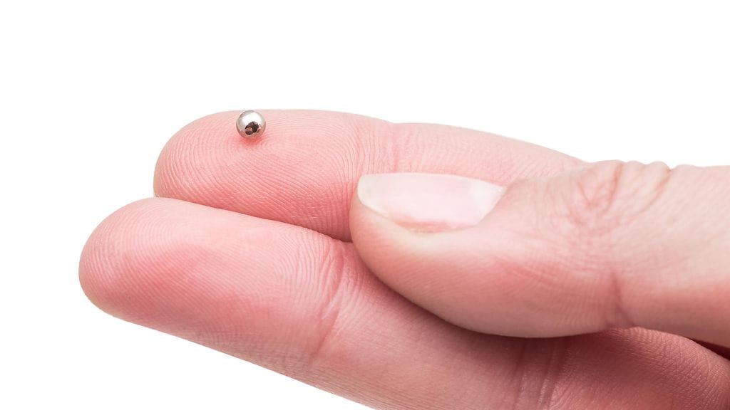 Pikkupoika joutui kahdesti leikkaukseen siksi, että hän oli niellyt pieniä magneettipalloja. Kuvituskuva.