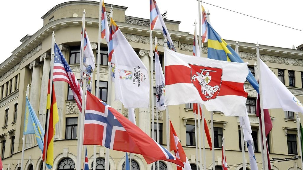 Riian keskustassa on näkyvillä MM-kisamaiden liput. Keskellä Valko-Venäjän entinen kansallislippu.