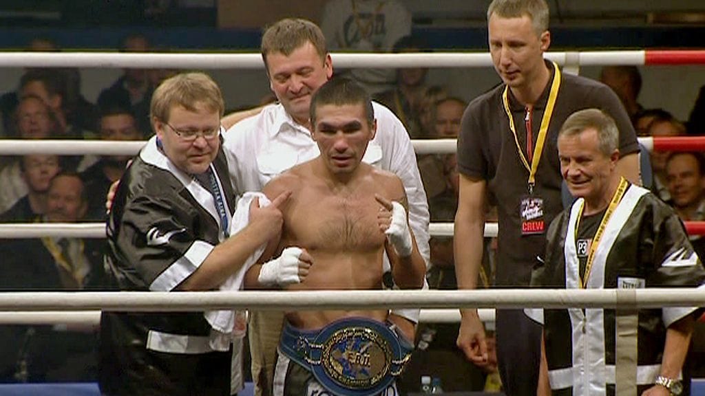 Denis Shafikov kukistettuaan Giuseppe Laurin.