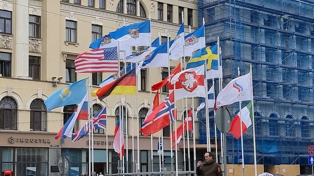 Jääkiekon MM-kisoissa lippukohu – Valko-Venäjän vanhat kansallisliput esillä Riian keskustassa