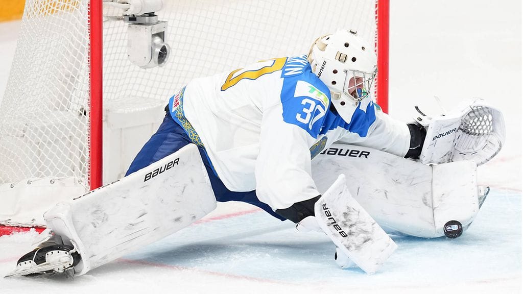 Kazakstan-maalivahti Nikita Bojarkin on venynyt USA:n hirmurummutuksessa ilmiömäisiin torjuntoihin.