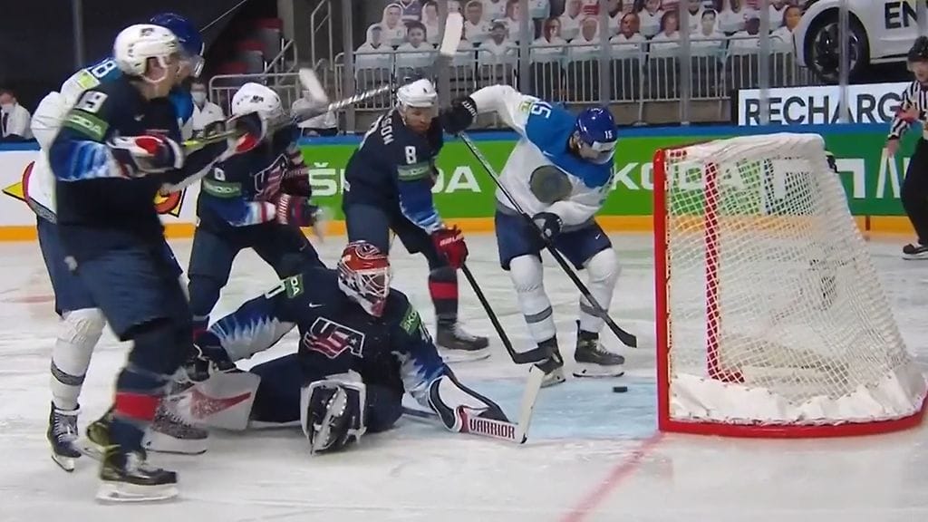 Kazakstanin Jegor Petuhov teki hylätyn potkumaalin.