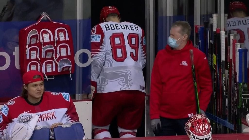 Mikkel Bödker joutui siirtymään pukusuojaan paikattavaksi.