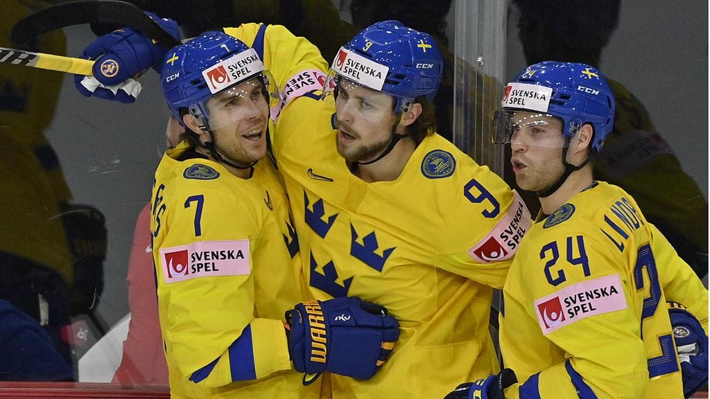 Ruotsin Adrian Kempe (kesk.) pääsi juhlimaan maalintekoa Sveitsiä vastaan.