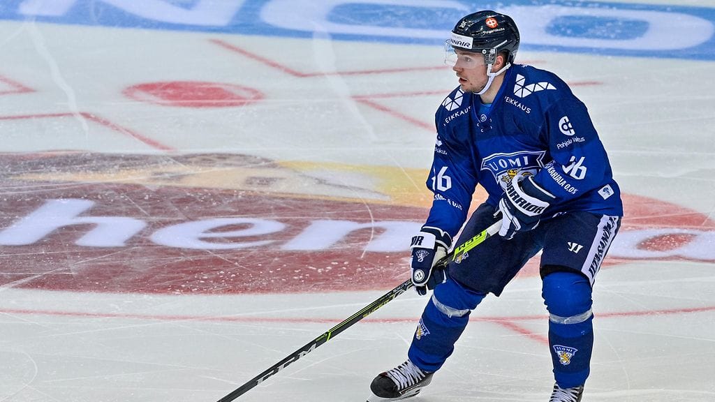TPS:ään palaava Elmeri Eronen on pelannut kahdella tuoreella kaudella Leijonissa Euro Hockey Tour -otteluita.