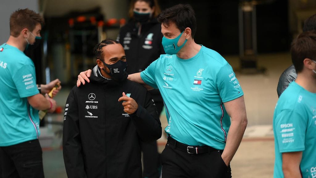 Ovatko Lewis Hamilton ja Toto Wolff alkaneet sanella, ketkä johtavat F1-kisojen kilpailutoimintaa?