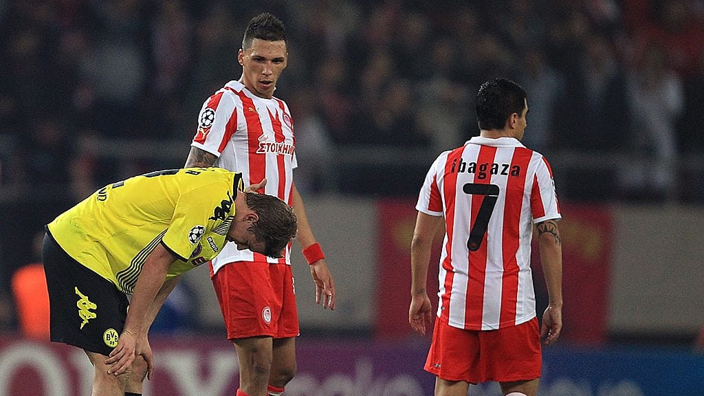 Dortmundin Sven Benderiä harmittaa.