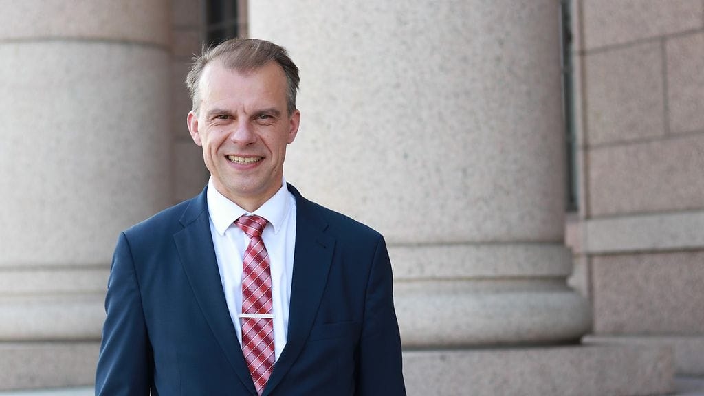 Juha Pylväs kuvattuna Eduskuntatalon edessä Helsingissä.