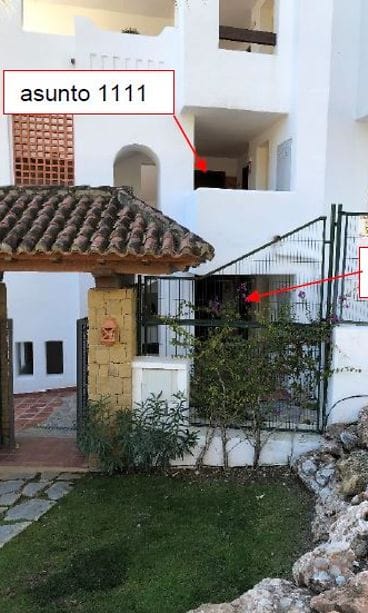 Kuva em. talon rappukäytävästä, jonka katutason kerroksessa oikealla Niko Ranta-Ahon