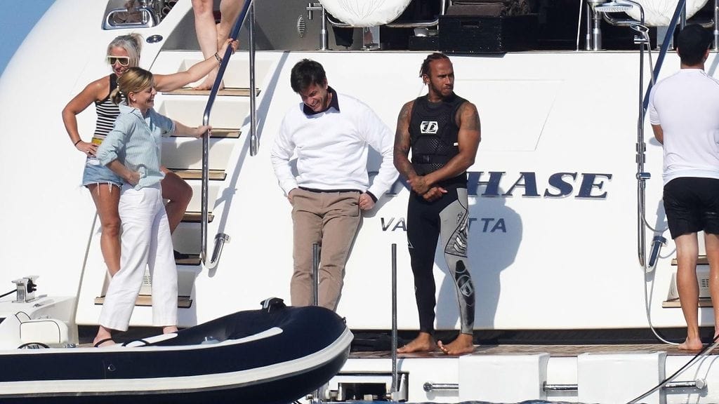 Lewis Hamilton vietti päivää vesillä.