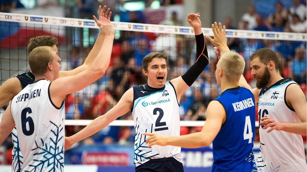 Eemi Tervaportti (kesk.) ja Lauri Kerminen (toinen oik.) ovat maajoukkueen kantavia voimia.