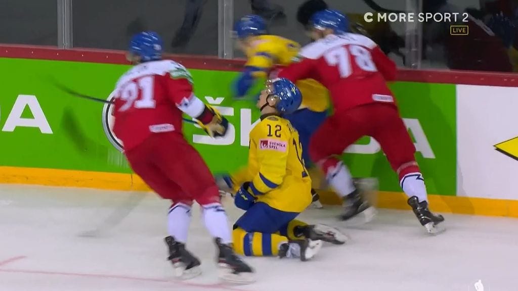 Lukas Klok taklasi törkeästi Max Fribergiä.