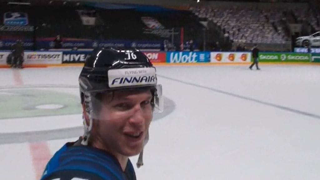 Jere Sallinen hymyili juteltuaan tuomarille pelin jälkeen.