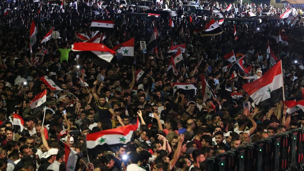 Assadin tukijat juhlivat voittoa Damascuksessa.