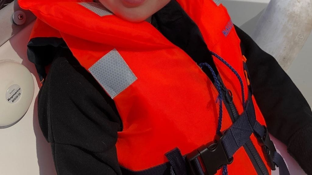 "Jos pelastusliivit ovat päällisin puolin ehjät; jalkaremmit, niiden kiinnikkeet, vetoketjut tai kiinnitysmekanismit ovat ehjiä ja pillikin toimii, uskaltaa pelastusliivit myydä ja ostaa käytettyinä." Kuvituskuva.