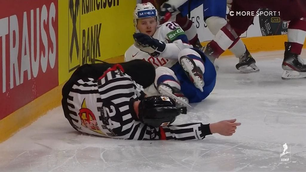 Päätuomari Antonin Jerabek otti lukua yhteentörmäyksen jälkeen.