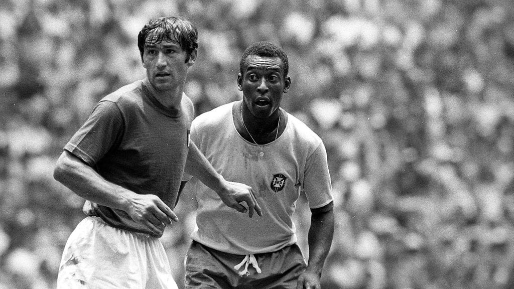 Tarcisio Burgnich pelaamassa vuoden 1970 MM-finaalissa. Vierellä Brasilian jalkapallolegenda Pelé.