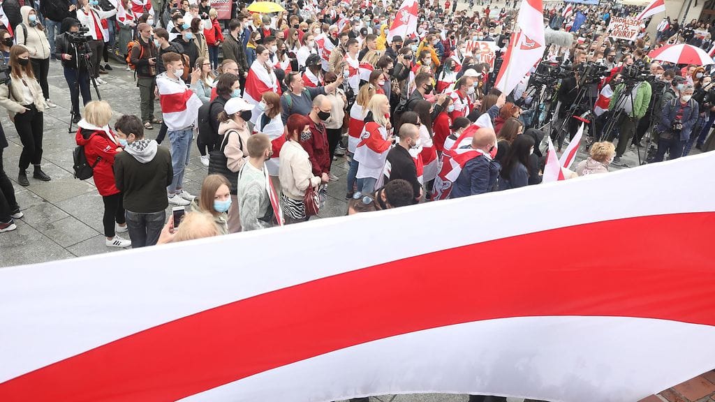 Varsovassa ihmisjoukko huusi iskulauseita, kuten "Eläköön Valko-Venäjä", "Auttakaa Valko-Venäjää".