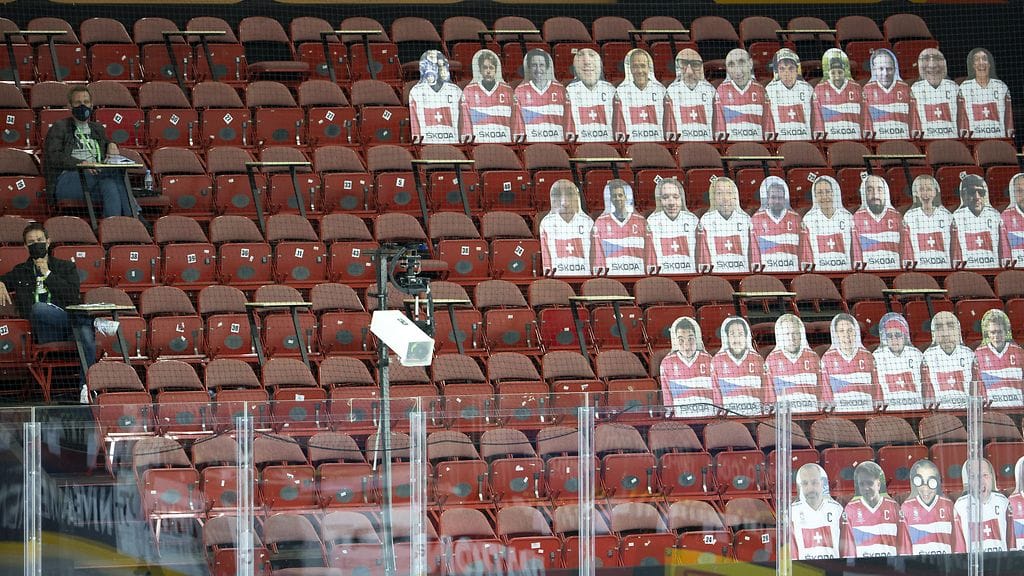 Tällaiset pahvihahmot ovat koristaneet MM-kisanäyttämöiden katsomoita.