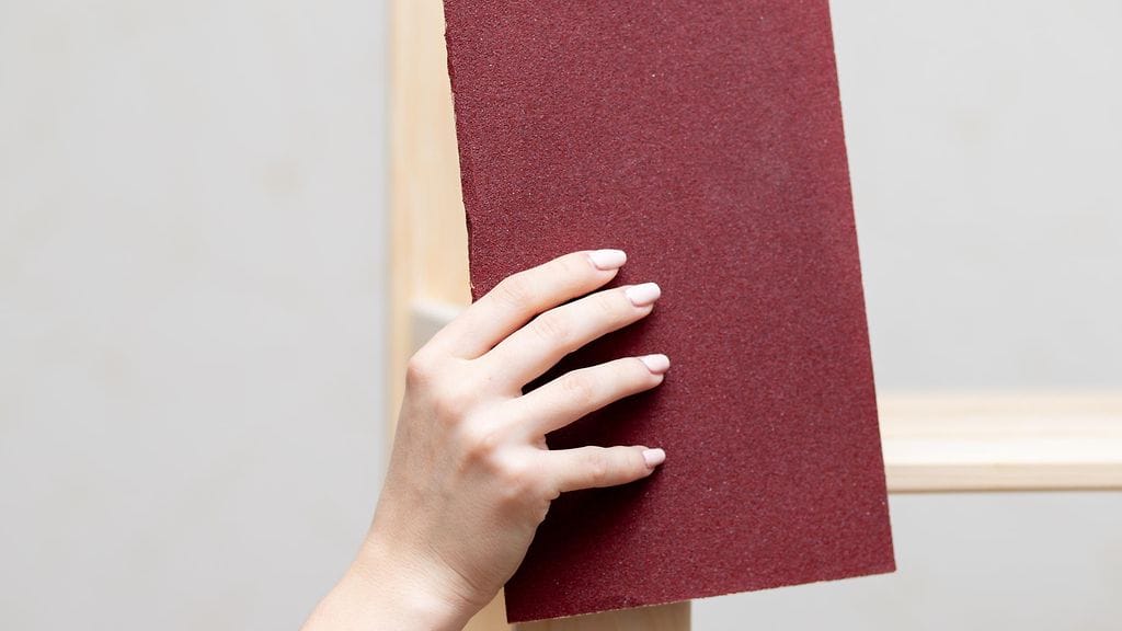 Asiantuntijat eivät innostu naisen hehkuttamasta hiomapaperisheivauksesta. Kuvituskuva.