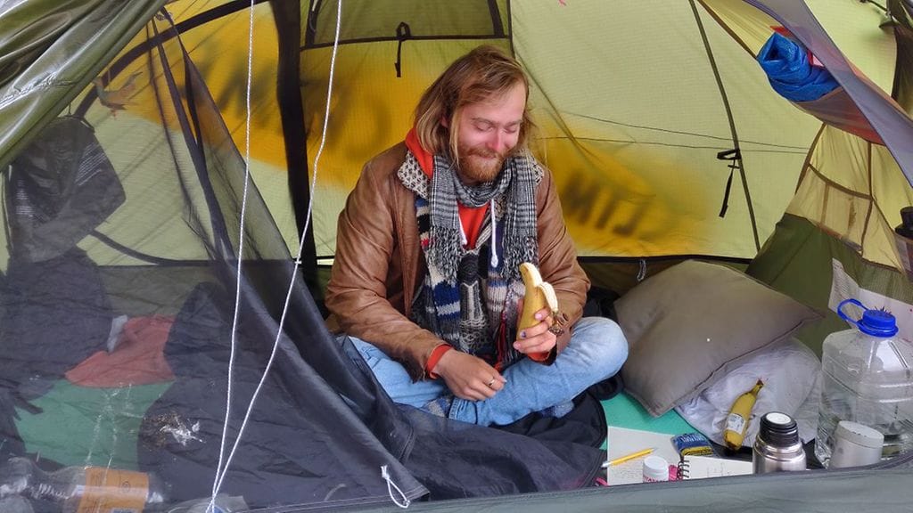 Seitsemän päivän nälkälakko päättyi ja ympäristöaktivisti Elijah Saulio syö banaania ensiavuksi. Kuva: Elokapina, Extinction Rebellion Finland.