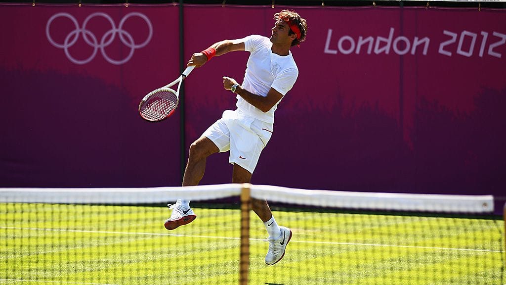 Roger Federer harjoittelemassa Wimbledonin olympiakentillä.