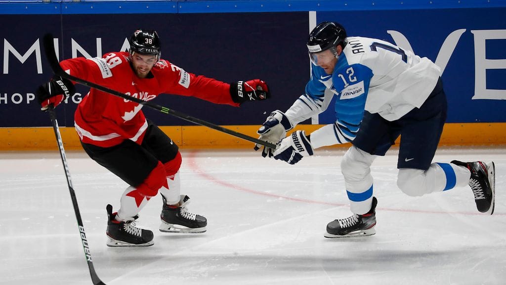 Marko Anttilan pitkä maila aiheutti Leijonille ensimmäisen jäähyn.