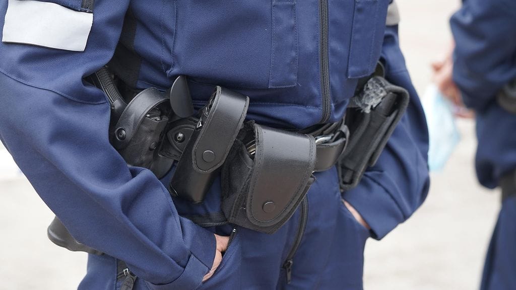 Poliisi joutui aseella uhaten käskyttämään miehen luopumaan teräaseesta, jonka jälkeen tätä vastaan jouduttiin käyttämään myös pippurisumutetta.