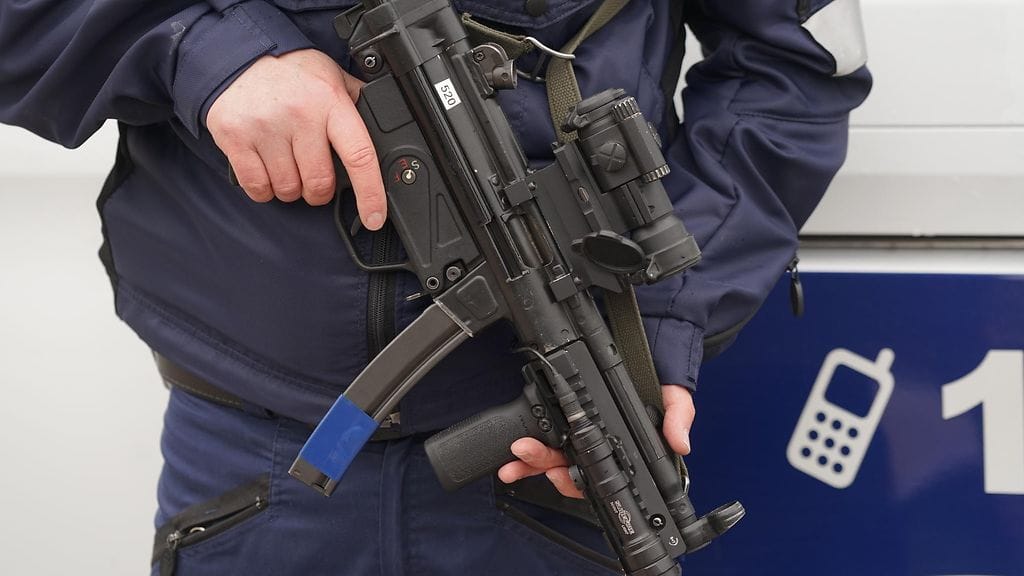 Kuvituskuva. Poliisi ampui miestä konepistoolilla.