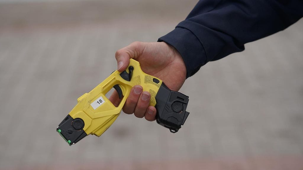 Poliisin härnääminen ei päättynyt hyvin, sillä poliisi käytti uhkailijaan etälamautinta.