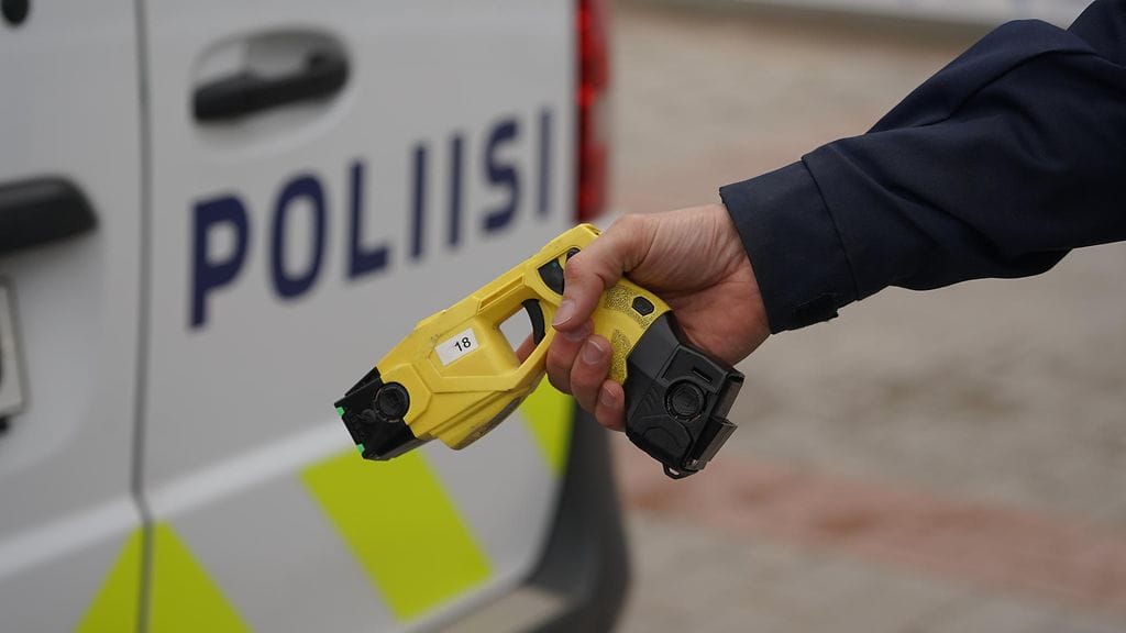 Mies lähestyi poliiseja veitsen kanssa eikä suostunut pudottamaan sitä. Poliisi käytti etälamautinta miehen taltuttamiseksi. Kuvituskuva.