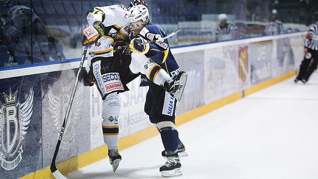 Ilveksen menestys on ollut isku vasten kasvoja. Kuvassa Ilveksen Tommi Välimaa ja Bluesin Ari Vallin