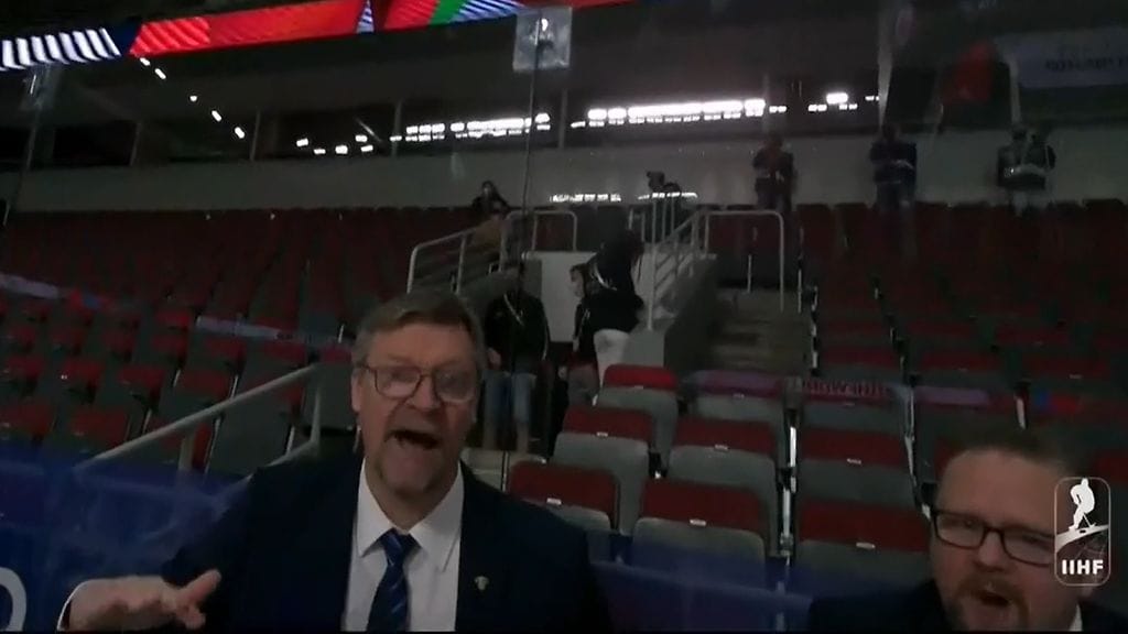 Jukka Jalonen keskusteli kiivaasti päätuomarin kanssa Kanada-ottelussa.